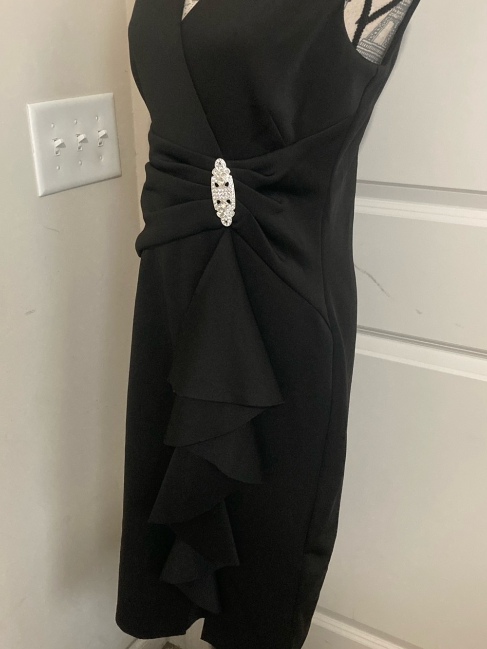 Jessica Howard Black Sleeveless V-Neck Ruffle Sheath Dress with Bejeweled Brooch - Picture 5 of 8